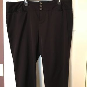 Daisy Fuentes black capris 18W
